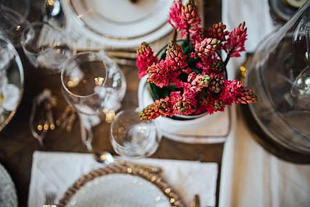 Table decorations with golden motifs thumbnail