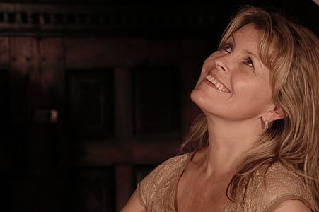 woman looking up thumbnail