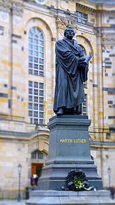 Martin Luther statue thumbnail