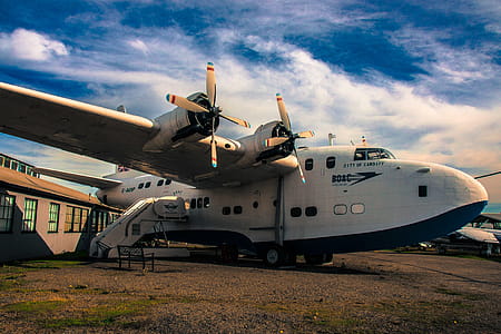 White Airplane thumbnail
