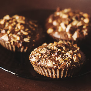 three chocolate cupcakes on top black plate thumbnail