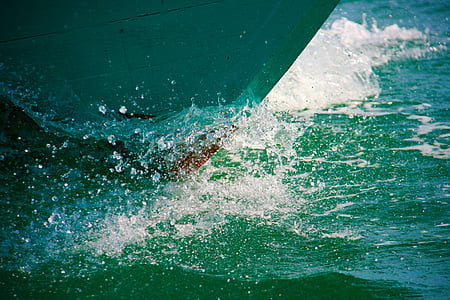 white and red boat thumbnail