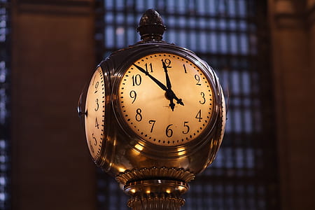 grey street clock thumbnail