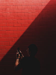 person picturing red blocks wall thumbnail