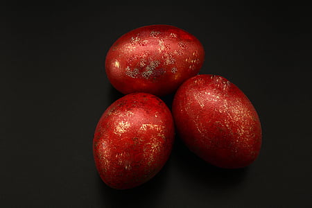 three red eggs thumbnail