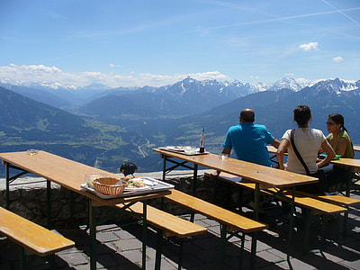Mountain Guest House, Biertische thumbnail