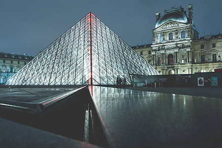 Louvre Museum in Paris at night thumbnail