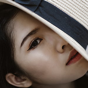 Woman Wearing Blue and Black Sun Gat thumbnail