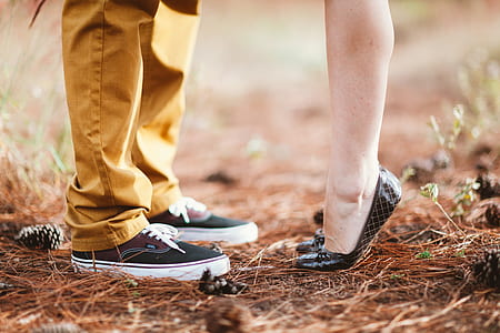 man facing tip-toeing woman thumbnail
