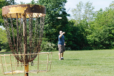 man throwing frisbee thumbnail