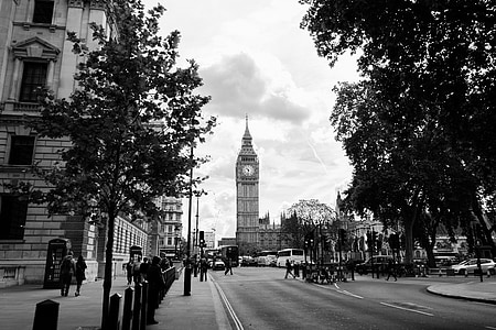 grayscale photo of Big Ben at daytime thumbnail