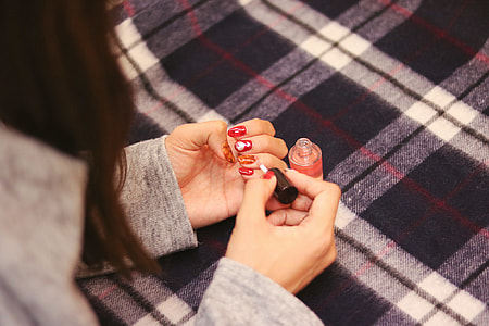 woman doing nailpolish thumbnail