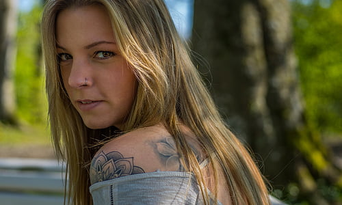 close-up photo of woman in gray shirt thumbnail