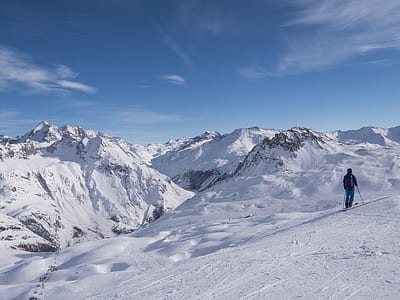 man playing holding pole doing ski during daytime thumbnail