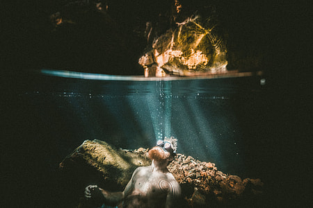 man underwater using goggles thumbnail