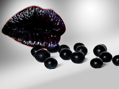 photo of black lips and berries thumbnail