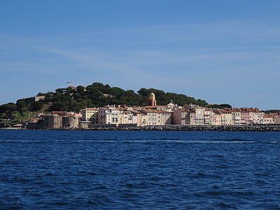 houses near body of water thumbnail