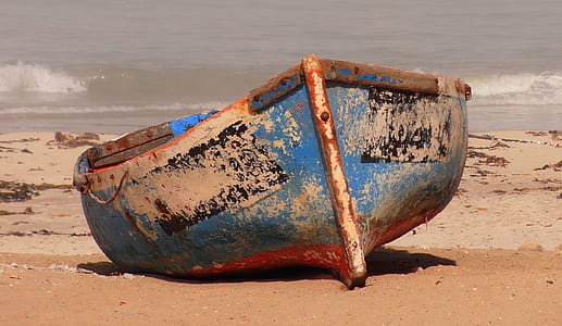 shallow focus photography of blue and brown boat thumbnail