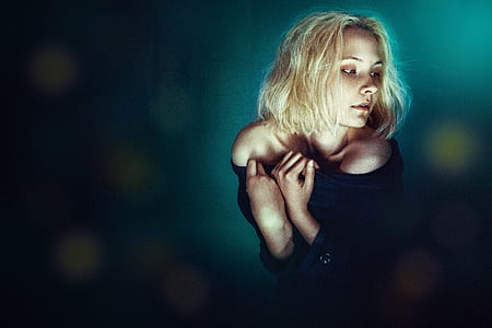 woman wearing black off-shoulder shirt illustratoin thumbnail