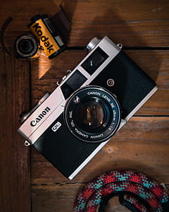 Canon MILC on brown slab thumbnail