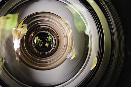 closeup photo of gray and brown camera lens thumbnail