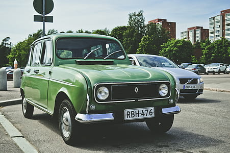 Green Renault Sedan thumbnail