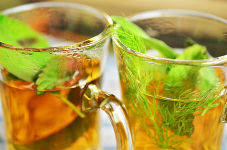 photo of clear glass teacups thumbnail