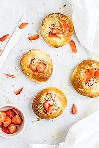 bread with strawberry toppings thumbnail