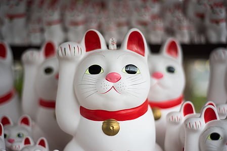 white maneki-neko figure lot thumbnail
