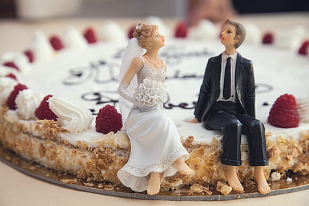 couple wedding cake thumbnail
