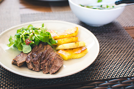 Roastbeef with grilled pineapple and greens thumbnail