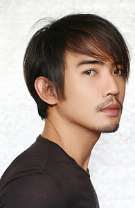 man wearing brown crew-neck shirt thumbnail