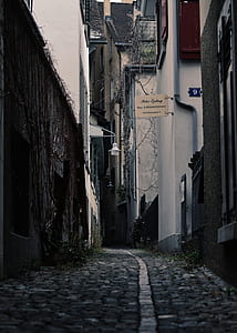alley between walls thumbnail