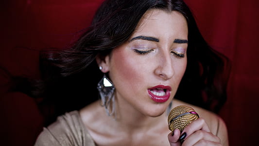 portait, singing, woman, microphone thumbnail