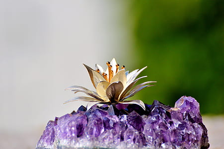 purple geode rock thumbnail