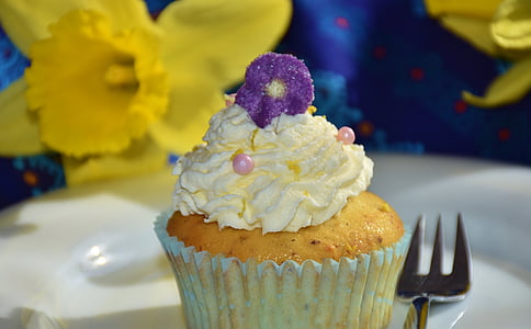 cupcake and gray stainless steel fork thumbnail