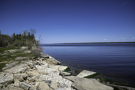 Rocky Shoreline of Lake Winnipeg with clear sky at Hecla Provincial Park thumbnail
