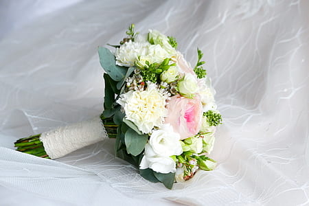 white petaled flowers bouquet thumbnail