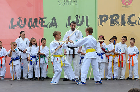 People practicing Taekwondo thumbnail