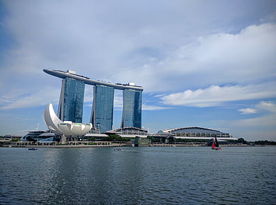 Marina Bay Sands under sunny sky thumbnail
