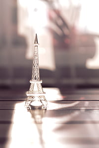 Glass Eiffle tower thumbnail