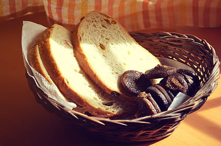 Country bread with dry figs thumbnail