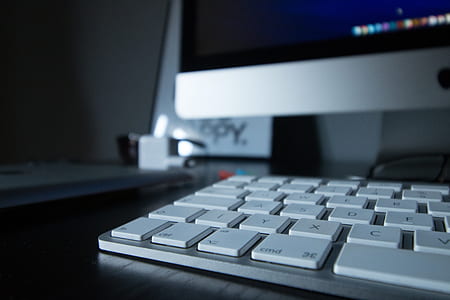 turned on silver iMac thumbnail