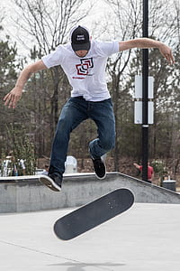 man flipping skateboard thumbnail