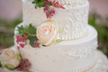 Cake With White Icing and Pink Rose thumbnail