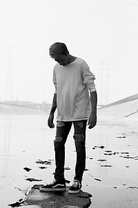 man looking his feet thumbnail