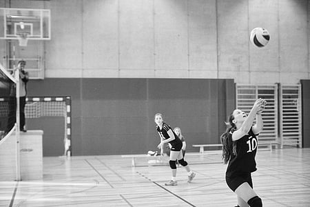 woman playing volleyball thumbnail
