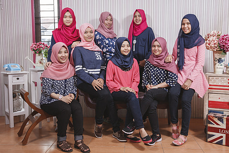 women wearing hijab veils thumbnail
