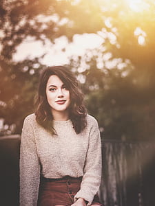 shallow focus photography of woman thumbnail