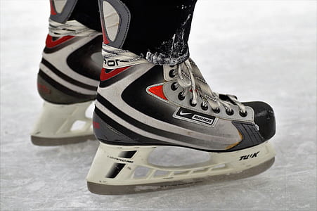 pair of black hockey skates thumbnail